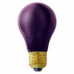 UV Blacklight pære E27 har et lilla glasdæksel og en metallisk skruesokkel, vist mod en hvid baggrund.