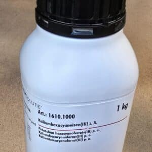En hvid 1 kg flaske mærket "Kaliumhexacyanoferrat (III) 0,1 M opl." med produktinformation på flere sprog.