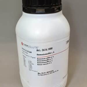 Hvid plastbeholder mærket Ammoniumsulfat (1 kg) fra CHEMSOLUTE på en neutral baggrund.