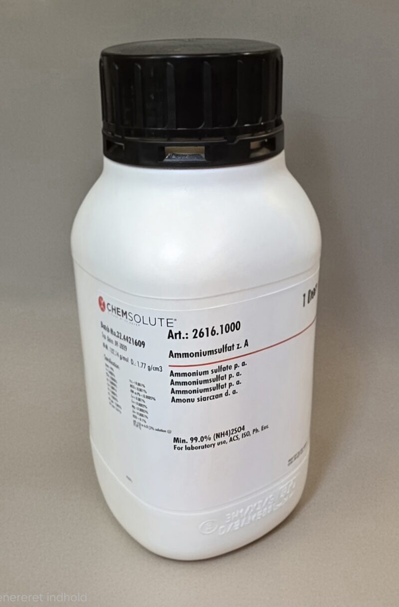 Hvid plastbeholder mærket Ammoniumsulfat (1 kg) fra CHEMSOLUTE på en neutral baggrund.