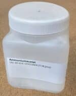 En hvid plastbeholder mærket Ammoniumacetat (400 g), formel CH3CO2NH4, CAS 631-61-8.