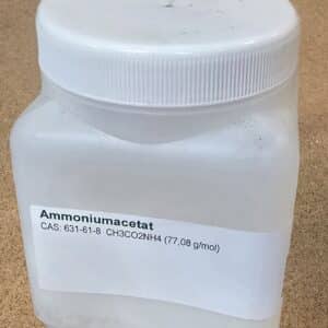 En hvid plastbeholder mærket Ammoniumacetat (400 g), formel CH3CO2NH4, CAS 631-61-8.