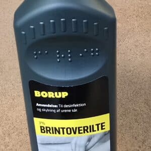 En sort flaske med Hydrogenperoxid 3% (175 ml) med en gul hætte, dansk tekst og et billede af hænder, der hælder væske på en klud.