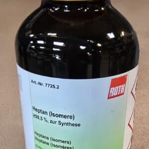En 1-liters sort flaske med gul hætte mærket n-heptan til syntese af Roth, UN 1206.