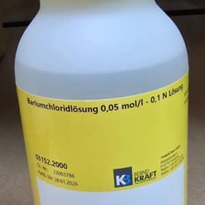 En hvid plastflaske med en gul hætte, hvorpå der står "Bariumchlorid 0,05 M (500 ml)" på tysk.