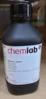 En sort plastikflaske mærket "Benedicts reagens (1 liter)" fra chemlab, med detaljer og kontaktoplysninger på etiketten.