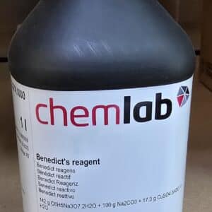En sort plastikflaske mærket "Benedicts reagens (1 liter)" fra chemlab, med detaljer og kontaktoplysninger på etiketten.