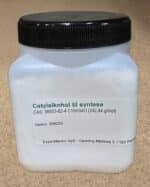 En 1 kg plastbeholder mærket "Cetylalkohol" med produktinformation på dansk på en hvid baggrund.