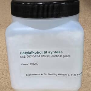 En 1 kg plastbeholder mærket "Cetylalkohol" med produktinformation på dansk på en hvid baggrund.