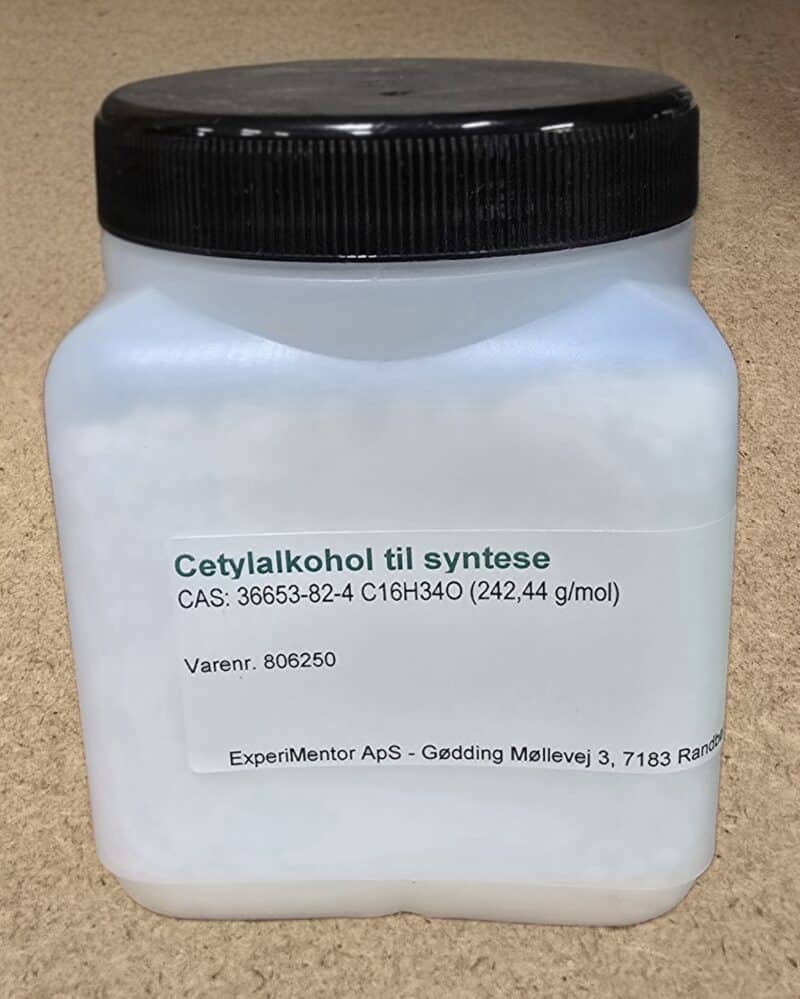 En 1 kg plastbeholder mærket "Cetylalkohol" med produktinformation på dansk på en hvid baggrund.