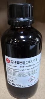 En brun flaske mærket "CHEMSOLUTE", der indeholder Kaliumpermanganat 0,02 M (1 L) med produkt-, batch- og sikkerhedsoplysninger på etiketten.