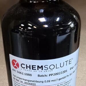 En brun flaske mærket "CHEMSOLUTE", der indeholder Kaliumpermanganat 0,02 M (1 L) med produkt-, batch- og sikkerhedsoplysninger på etiketten.