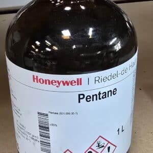En 1L brun glasflaske mærket "Pentan, GC >99%" med rød hætte, sikkerhedssymboler og Honeywell Riedel-de Haën-mærke.