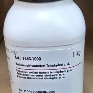 En hvid 1 kg flaske mærket Kaliumnatriumtartrat med produktinformation og renhedsdetaljer på forsiden.