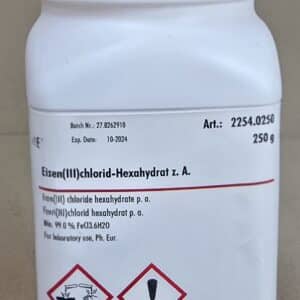 En hvid plastbeholder med rødt låg mærket "Jern(III)chlorid hexahydrat, p.a. (250 g)" med faresymboler.