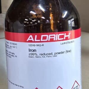 En 1 kg beholder med Jern(II)chlorid tetrahydrat, p.a. med faresymboler, fra Aldrich.