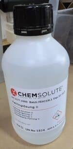 En 1-liters plastikflaske mærket Fehlings væske I, der indeholder Fehlings laboratorieopløsning I.