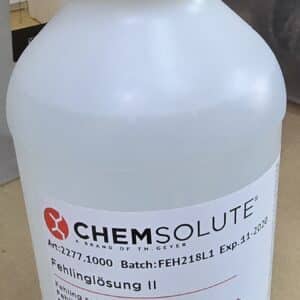 En 1-liters plastikflaske mærket Fehlings væske I, der indeholder Fehlings laboratorieopløsning I.