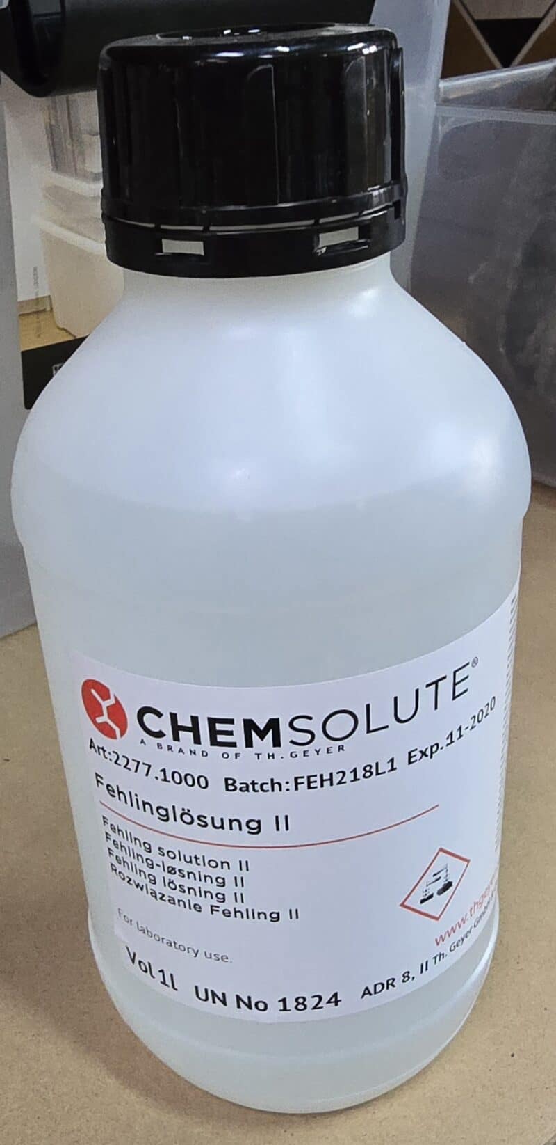 En 1-liters plastikflaske mærket Fehlings væske I, der indeholder Fehlings laboratorieopløsning I.