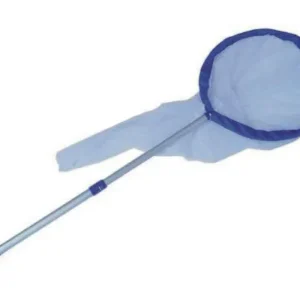 Sommerfuglenet er et rundt fiskenet med en blå kant og et langt sølvhåndtag, vist på en hvid baggrund.