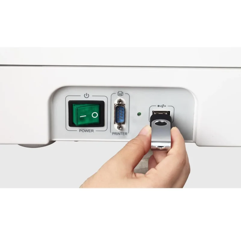 Autoclave_Touch_Pro_23L_708228_4_web_f8bd - LabDidakt.dk En hånd sætter et USB-stik i Autoklave VAPOURLINE lite 23 L tæt på tænd/sluk-knappen og printerporten.