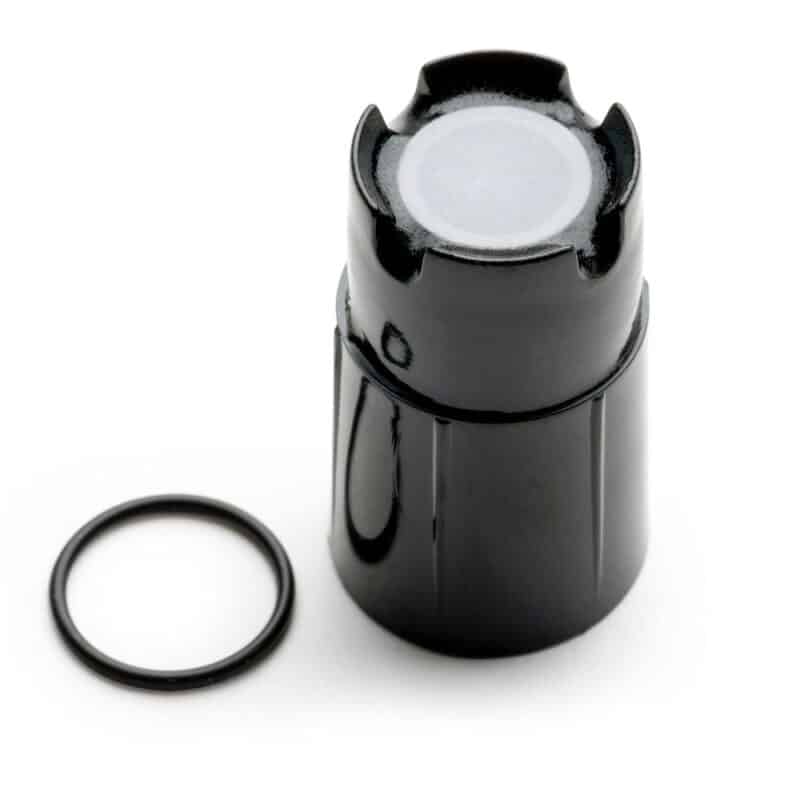 Reservemembran til iltmåler 162210: sort plastbelufter med mesh-top og separat sort gummi-O-ring på hvid baggrund.