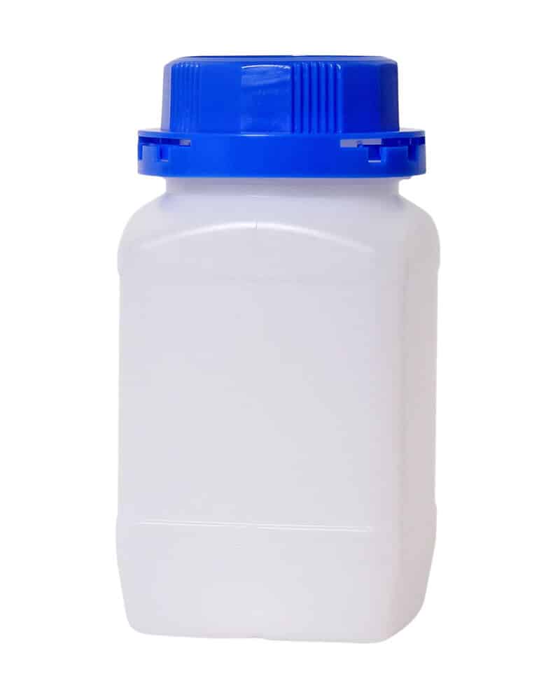 En 250 g Pimpsten, granuleret i en hvid plastbeholder med et blåt skruelåg