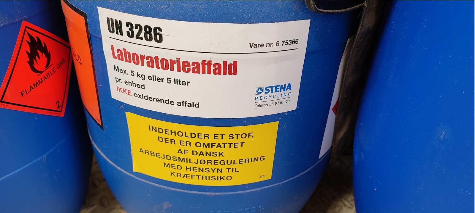 Affaldsdunke fra kemikalievognen i kemilokalet skal pakkes i spændelågsfade
