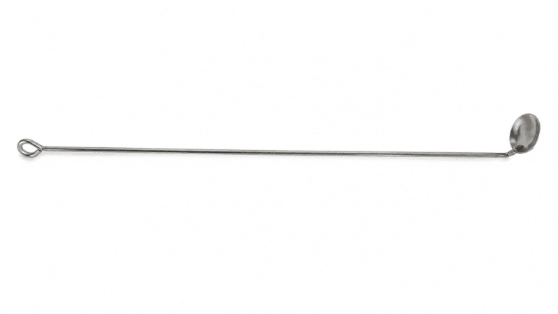 Forbrændingsskeen er en lang metalstang med en oval ske i den ene ende og et ørehåndtag, afbildet på en hvid baggrund.