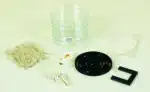 Sættet Blob og vækstmateriale - Discovery-pakke indeholder petriskåle, pipetter, hætteglas, havreflager, filtre og sorte dele.