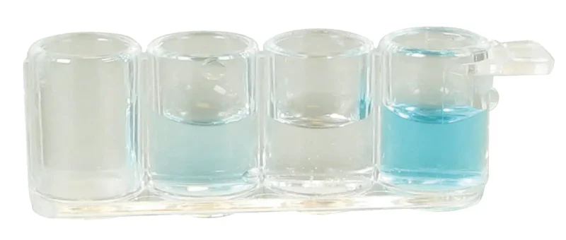 Immunodetektionskit - ELISA-princip: klar plaststrimmel med 4 kamre, 2 blå væske, 2 klar væske.