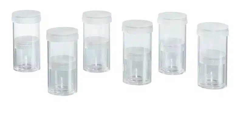 Seks Åndedræts-/kalkvandshøjttalere med hvide skruelåg er anbragt i to rækker på en hvid baggrund.