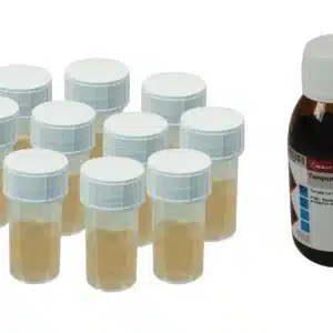 Ti små klare hætteglas med hvide hætter står ved siden af en brun flaske mærket Agarosegel EasyGreen™ 1% præfabrikeret + TAE 10X.