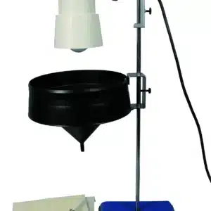 Et Berlèse og Baermann-apparat med en lampe på et stativ over en tragt, blå bund og filtermaterialer på siden.