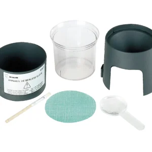 Berlese-tragt-sættet indeholder en målebeholder, et klart bægerglas, et net, en pind og en lille lup.