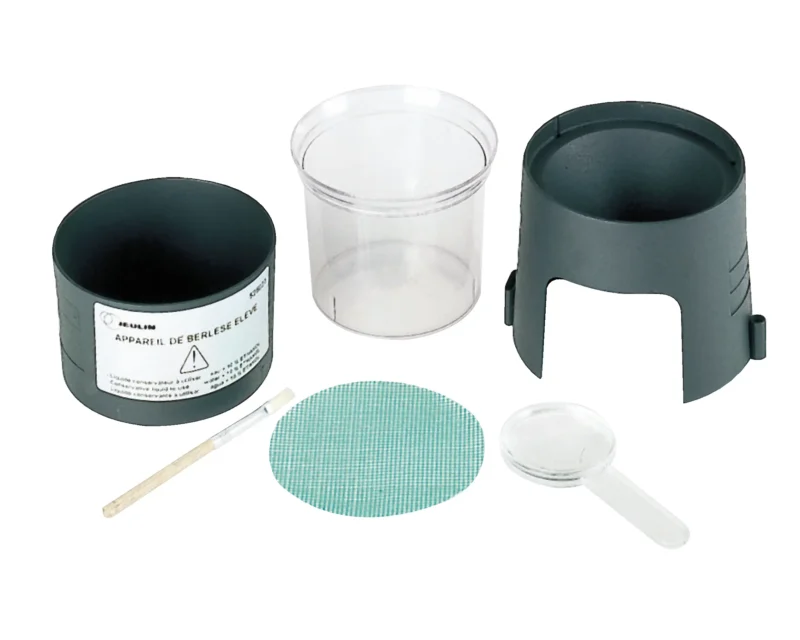 Berlese-tragt-sættet indeholder en målebeholder, et klart bægerglas, et net, en pind og en lille lup.