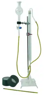 Bernards komplette regnemaskine på base med glasvarer, slanger, stativ, to slags propper og en gul blyant på hvid baggrund.