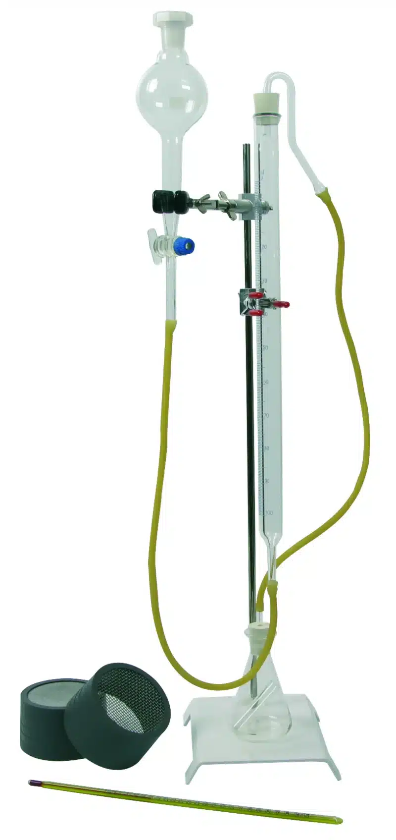 Bernards komplette regnemaskine på base med glasvarer, slanger, stativ, to slags propper og en gul blyant på hvid baggrund.