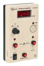 Reaktionstid er en beige reaktionstidstester med knapper, kontakter, et 0,000-display og franskmærkede funktioner.