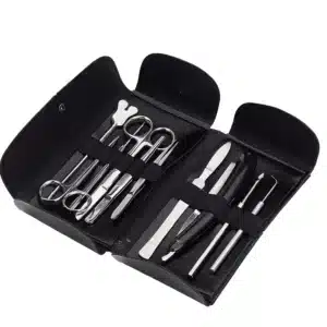 Et sort etui indeholder et sæt med 10 dissektionsinstrumenter i rustfrit stål, bl.a. en saks, en pincet og en neglefil.