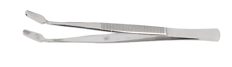 Fladnæbbetangen er et tandlægeredskab i rustfrit stål med vinklede ender og et struktureret greb, vist på en hvid baggrund.