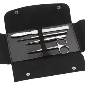 A Sæt fyldt med 4 dissektionsinstrumenter i rustfrit stål vises åbent med værktøj på hvid baggrund.