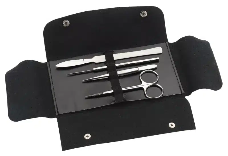 A Sæt fyldt med 4 dissektionsinstrumenter i rustfrit stål vises åbent med værktøj på hvid baggrund.