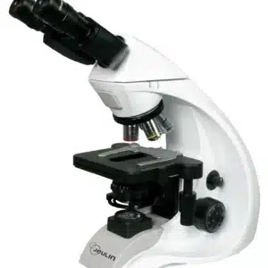 Et Binokulært Naja-mikroskop med dobbelte okularer og flere objektiver på en hvid baggrund.