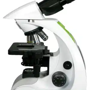 Binokulært Naja-mikroskop er et hvidt sammensat mikroskop med flere linser og justeringsknapper, vist fra siden på almindelig baggrund.