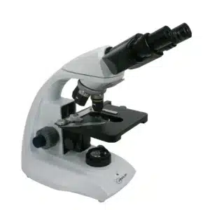 Et Binokulært DELio-mikroskop i hvid med dobbelt okular, scene og justeringsknapper på en ensfarvet baggrund.