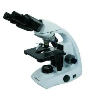 Et Binokulært DELio-mikroskop med dobbelte okularer og flere objektivlinser på en almindelig baggrund.