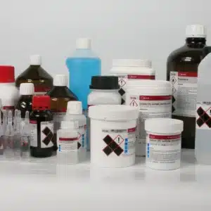 PCR/DNA agarosegel kit + TAE-beholdere og -flasker arrangeret på en hvid overflade.