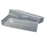 En gennemsigtig dissektionsboks med aftageligt låg, der er delvist åbent og hviler på den klare, rektangulære boks.