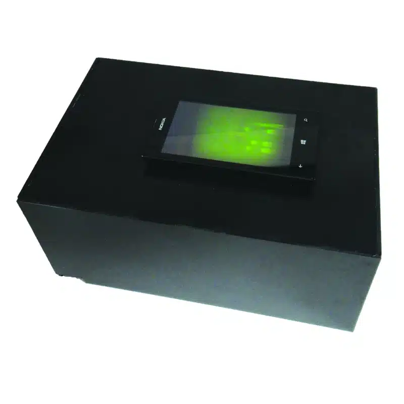 Et Mørkekammer til gennemlysning (527004) med en smartphone, der viser en grøn glød på toppen, på en hvid baggrund.